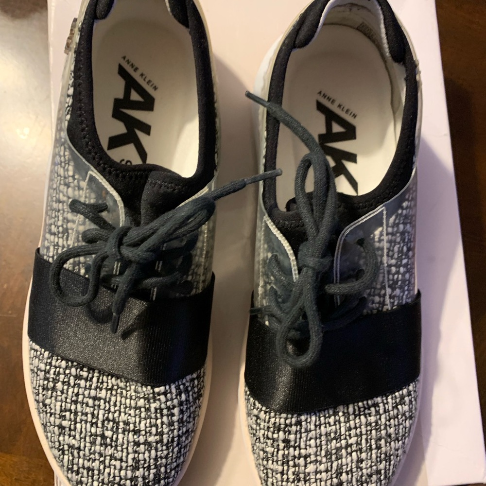 Woman used sneaker AK Sport with box